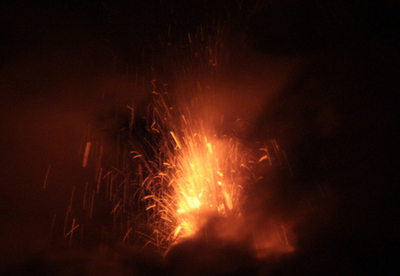 エクアドルの火山再び活発化、1450人が避難