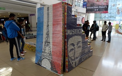 ルービックキューブ5千個でモザイクアート、エッフェル塔描く