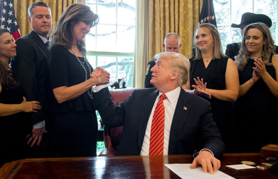 米旅客機事故で緊急着陸の「英雄」機長、直前に夫と乗務交代