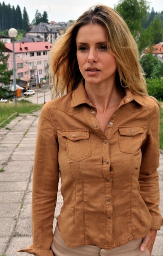 「ハニートラップ」で禁錮刑の元プレイボーイモデルが逃亡