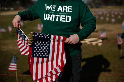 米高校、アラビア語で「忠誠の誓い」 住民巻き込んで大論争
