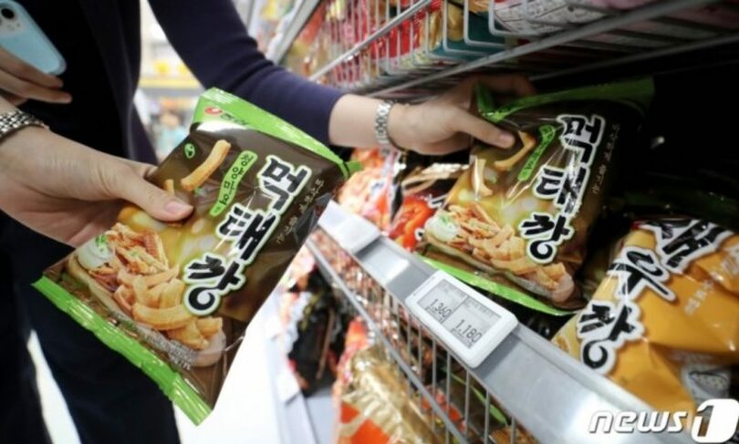 ソウルにあるマートを訪れた市民たちがモクテカンを購入している(c)news1