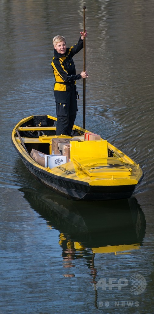 ドイツ東部の運河の街、ボートで郵便配達