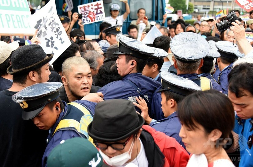 安保法案抗議デモ、国会前を埋め尽くす