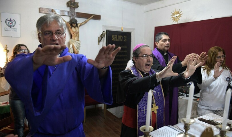 悪霊も退散？ アルゼンチンの「悪魔払い教室」