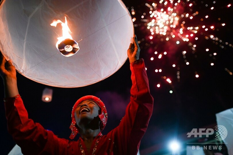 ミャンマーで華やかな追悼式 亡くなった有名僧侶を見送り