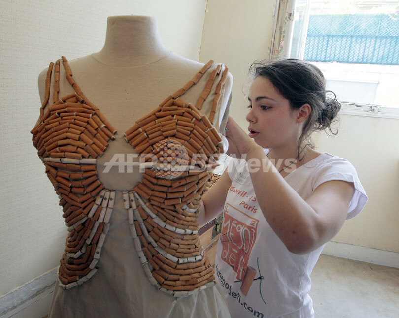 仏学生、たばこの吸殻ドレスで「ポイ捨てにNO！」