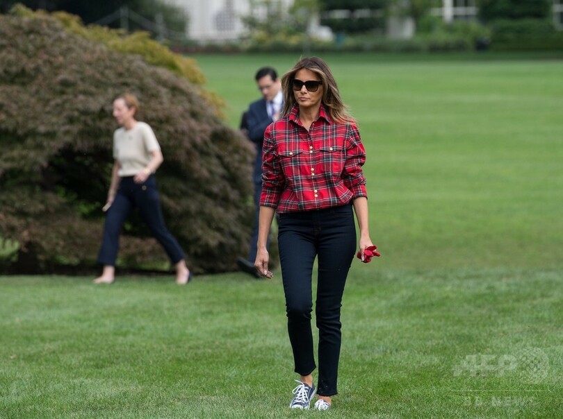 トランプ夫人、オバマ夫人の菜園で野菜収穫