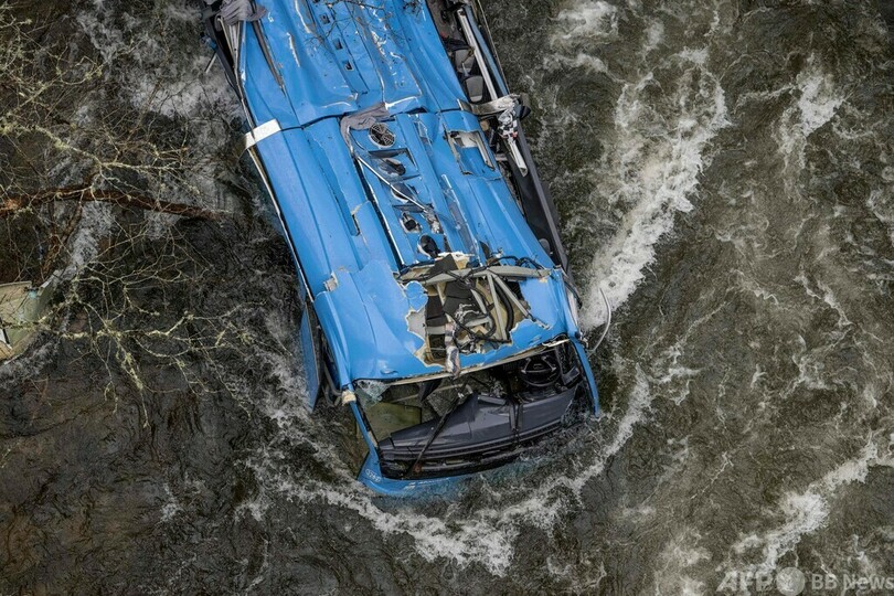 バスが川に転落、6人死亡 スペイン
