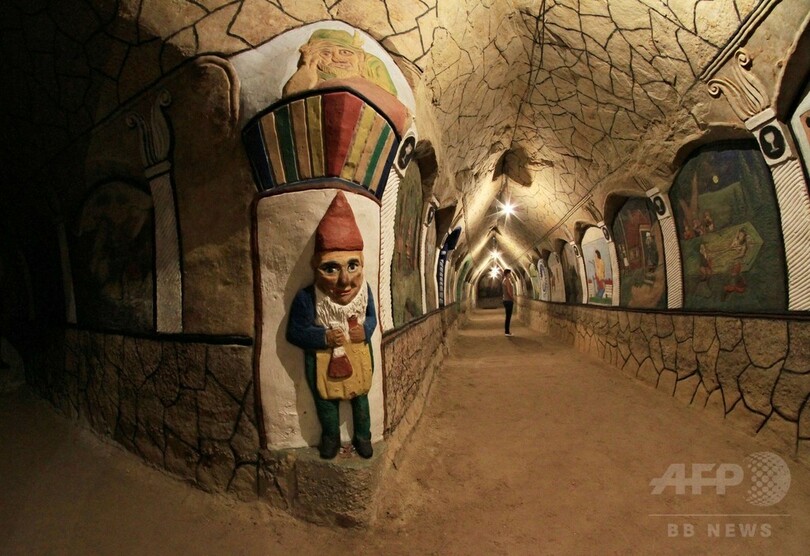 人魚や小人たちがお出迎え、幻想的なワイン貯蔵庫 チェコ