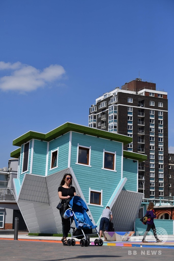 吹き飛ばされちゃった!? 「ひっくり返った家」オープン 英