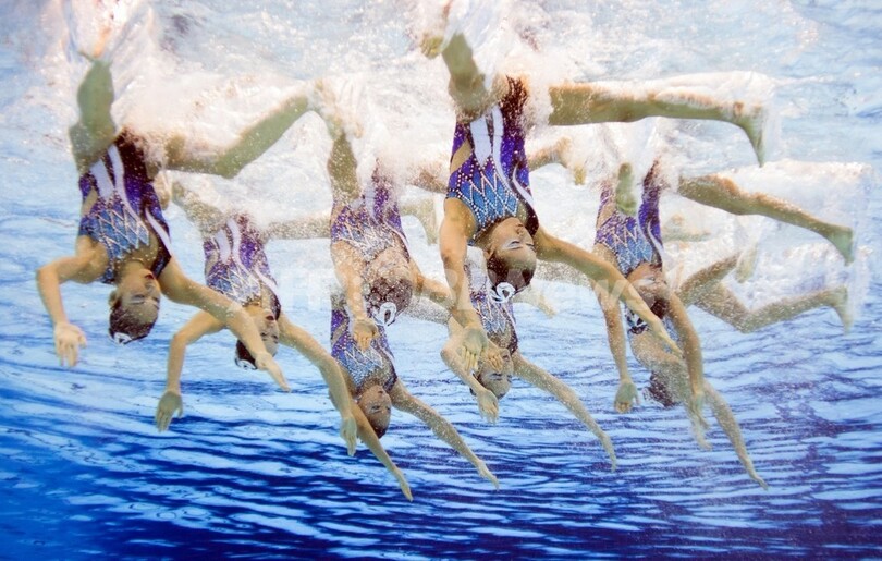 水中カメラがとらえたシンクロナイズドスイミング・チームの演技