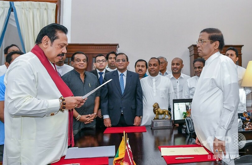 スリランカで憲政の危機、大統領が首相を解任 前大統領が新首相に