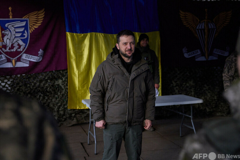 ゼレンスキー氏、東部前線スラビャンスクを訪問