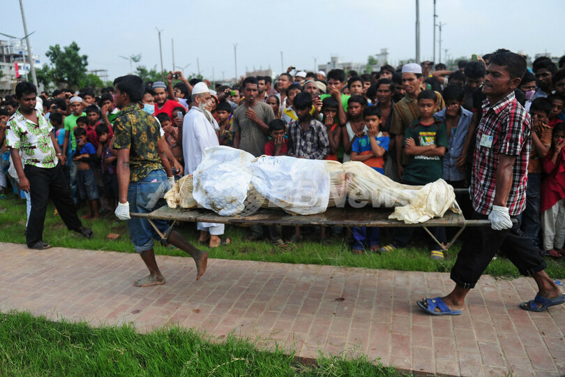 ビル崩壊の原因は「工場の発電機」、バングラデシュ当局