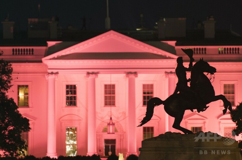 ピンクになったホワイトハウス、乳がん啓発キャンペーンで