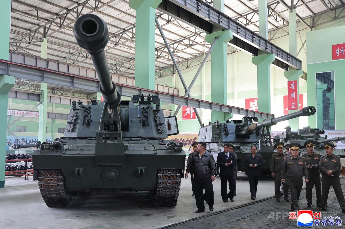 北朝鮮が国境沿いに新型兵器配備へ、金氏は新型駆逐艦を視察 写真8枚
