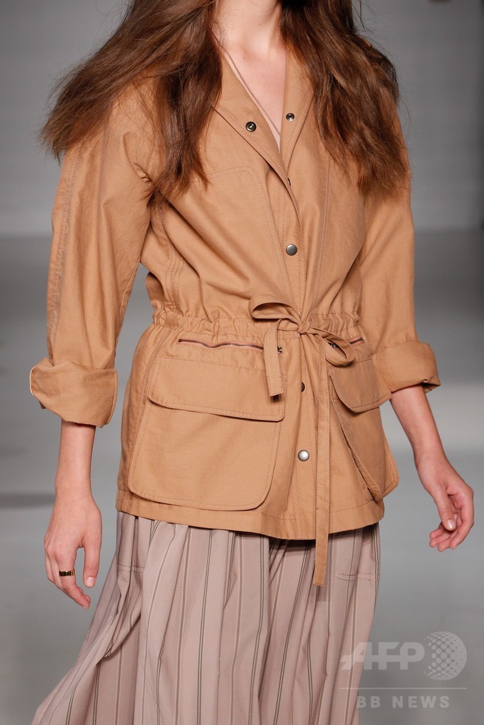 膝下丈のスカートでエレガントに、「ジル・スチュアート」15年春夏