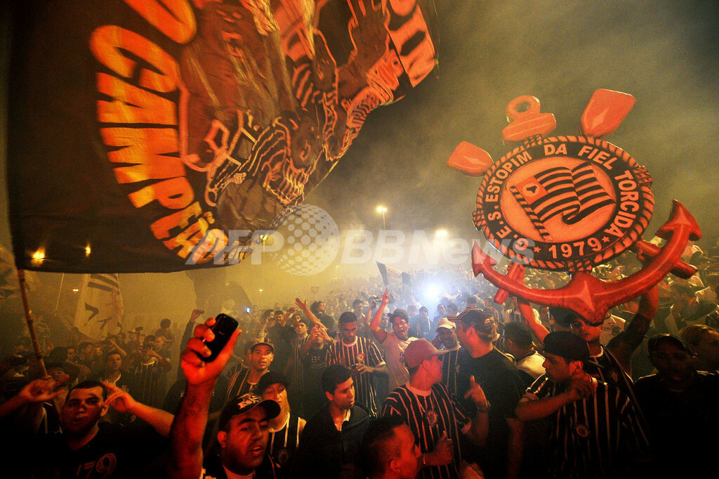 コリンチャンスがクラブW杯のため来日、見送るファン 写真8枚