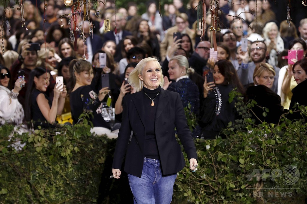 キウリによる初の「ディオール」オートクチュール、ファッション界から称賛