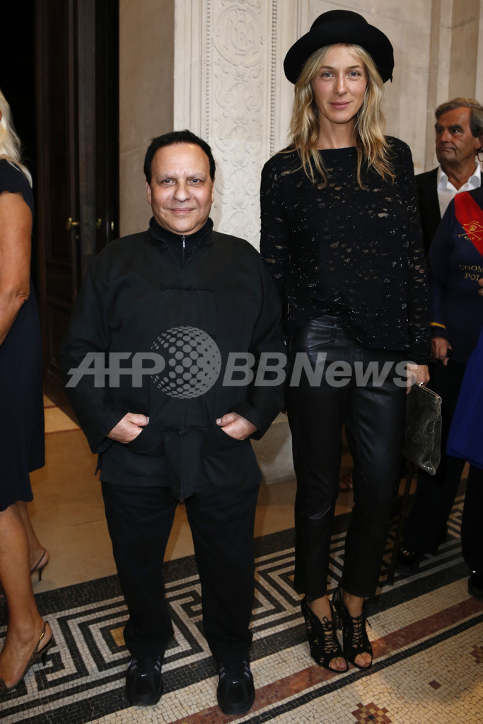 「アライア」展パリで開催、オープニングにユベール・ド・ジバンシィら豪華な顔ぶれ