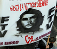 2007年8月28日、ブエノスアイレス（Buenos Aires）の抗議行動でエルネスト・チェ・ゲバラ（Ernesto Che Guevara）の旗を振る抗議参加者。(c)AFP/Daniel GARCIA