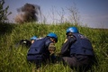 ウクライナ・フリホリウカで、不発弾を爆破処理する非常事態庁の処理班（2022年5月5日撮影）。(c)Dimitar DILKOFF / AFP