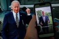 ジョー・バイデン米大統領が新型コロナウイルス検査で陽性となった後にツイッターに投稿した動画メッセージを表示した携帯電話（2022年7月21日撮影）。(c)Samuel Corum / AFP