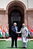 インド・ニューデリーで握手するナレンドラ・モディ首相（右）と英国のボリス・ジョンソン首相（2022年4月22日撮影）。(c)Stefan Rousseau / POOL / AFP