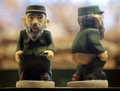 　スペイン・カタルーニャ（Catalonia）地方で、今年もクリスマス恒例の排便人形「カガネル（Caganer、「排便」の意）がお目見えした。カタルーニャでは、クリスマスシーズンになると有名人が排泄する姿を模した陶器の人形を自宅内に隠し、招待客に探させるのが恒例行事となっている。18世紀から続く風習で、カガネルは翌年の豊穣（ほうじょう）、希望、繁栄の象徴とされている。

　写真は、バルセロナ（Barcelona）のクリスマス市に登場した、キューバのフィデル・カストロ（Fidel Castro）前国家評議会議長のカガネル（2009年12月21日撮影）。(c)AFP/LLUIS GENE