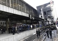 エジプトの首都カイロの駅で発生した、列車の衝突・火災事故の現場に集まった消防士ら（2019年2月27日撮影）。(c)AFP/Khaled DESOUKI