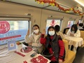 手を挙げ「無形文化遺産」クイズに競って答える乗客（2025年1月28日撮影）。(c)Xinhua News