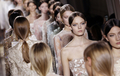フランス・パリ市内で発表されたヴァレンティノ（VALENTINO）の12年春夏オートクチュールコレクション（2012年1月25日撮影）。(c)AFP/ALEXANDER KLEIN
