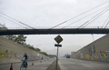 南米コロンビアのアンティオキア（Antioquia）県メデジン（Medellin）市で行われた「車のない日（Day Without Cars）」のキャンペーンで空っぽになった道路を自転車で移動する男性（2014年4月22日撮影）。(c)AFP/Raul ARBOLEDA