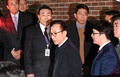 韓国ソウルの自宅から留置施設に移送される李明博（イ・ミョンバク）元大統領（2018年3月23日撮影）。(c)AFP PHOTO / POOL / Jung Yeon-je