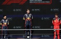 23F1第13戦ベルギーGP決勝。表彰式に臨む（左から）2位に入ったレッドブルのセルヒオ・ペレス、優勝したマックス・フェルスタッペン、3位に入ったフェラーリのシャルル・ルクレール（2023年7月30日撮影）。(c)KENZO TRIBOUILLARD/ AFP