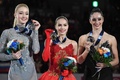 17-18フィギュアスケートグランプリ（GP）ファイナル、女子シングル・フリースケーティング（FS）。表彰式に臨む（左から）マリア・ソツコワ、アリーナ・ザギトワ、ケイトリン・オズモンド（2017年12月9日撮影）。(c)AFP PHOTO / Toshifumi KITAMURA