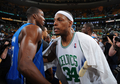 08-09NBA東カンファレンスプレーオフ準決勝、ボストン・セルティックス（%%Boston Celtics%%）対オーランド・マジック（%%Orlando Magic%%）第7戦。試合はマジックが101-82でセルティックスを下し、対戦成績を4勝3敗としてカンファレンス決勝に進出した。写真は試合後にマジックのドワイト・ハワード（%%Dwight Howard%%、左）を祝福するセルティックスのポール・ピアース（%%Paul Pierce%%、右）。（2009年5月17日撮影）(c)AFP/Getty Images/NBAE/Brian Babineau