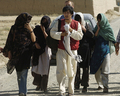 2007年8月29日、アフガニスタンのガズニ州（Ghazni）で、イスラム原理主義勢力タリバン（Taliban）による拘束から第2陣として解放された韓国人人質5人。(c)AFP/ SHAH MARAI