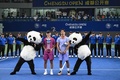 男子テニス、成都オープン決勝。表彰式に臨む準優勝のロレンツォ・ムゼッティ（右）と優勝した商竣程（2024年9月24日撮影）。(c)AFP