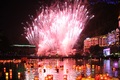 花火が夜空を彩る中、川を漂う灯籠（資料写真）。(c)Xinhua News