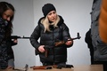 自衛のために銃の扱い方を学ぶ女性。ウクライナ西部リビウで（2022年3月4日撮影）。(c)Daniel LEAL / AFP