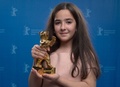 第65回ベルリン国際映画祭で最高賞の「金熊賞」を受賞し、トロフィーを受け取ったジャファル・パナヒ監督のめいのハナ・サエイディさん（2015年2月14日撮影）。(c)AFP/TIM BRAKEMEIER