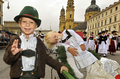 ドイツ・ミュンヘン（Munich）で19日、世界最大のビールの祭典「オクトーバーフェスト（Oktoberfest）」が開幕した。写真は、伝統衣装を着てパレードに参加した子どもたち（2009年9月20日撮影）。(c)AFP/DDP/JOERG KOCH