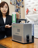 都内の英国大使館で、日立製作所（Hitachi）と英プロセス・イノベーション・センター（Centre for Process Innovation、CPI）が発表した直接メタノール形燃料電池（DMFC）の試作品「P3B」（2009年2月24日撮影）。(c)AFP/Yoshikazu TSUNO