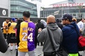 米ロサンゼルス市内にあるステープルズ・センターでNBAロサンゼルス・レイカーズの元スーパースター、コービー・ブライアント氏の死去を悲しむ人々（2020年1月26日撮影）。(c)Frederic J. Brown / AFP