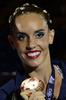 第15回世界水泳選手権（15th FINA World Championships）は24日、スペイン・バルセロナ（Barcelona）でシンクロナイズドスイミングのソロフリールーティン（FR）決勝が行われ、ロシアのスベトラナ・ロマシナ（Svetlana Romashina）が優勝した。

2位には中国の黄雪辰（Huang Xuechen）、3位にはスペインのオナ・カルボネール・バレステロ（Ona Carbonell Ballestero）が入った。

銅メダルを手にポーズをとるオナ・カルボネール・バレステロ（2013年7月24日撮影）。(c)AFP/JAVIER SORIANO