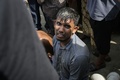 インドネシア・アチェ州の村に泳いで到着したロヒンギャ難民。近隣の村が難民に水と食料を与えたもののの上陸を認めず、一部の難民は船中で足止めされた（2023年11月16日撮影）。(c)AMANDA JUFRIAN / AFP