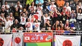 リオデジャネイロ五輪、バドミントン女子シングルス1回戦。観客席から声援を送る日本の応援団（2016年8月15日撮影）。(c)AFP/Jim WATSON