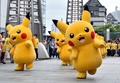 神奈川県横浜市のランドマークプラザを行進する、任天堂の人気キャラクター「ピカチュウ」（2015年8月13日撮影、資料写真）。(c)AFP/Yoshikazu TSUNO